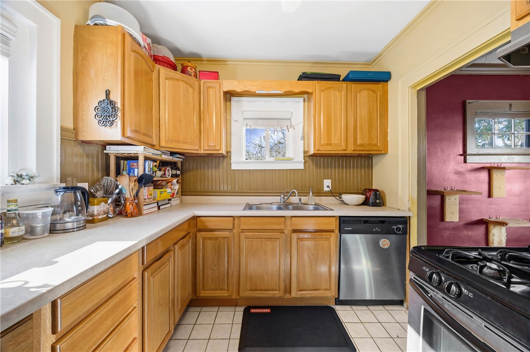 69 Benton Street Rochester, NY 14620 - Photo 10 of 23 Appliances stay!