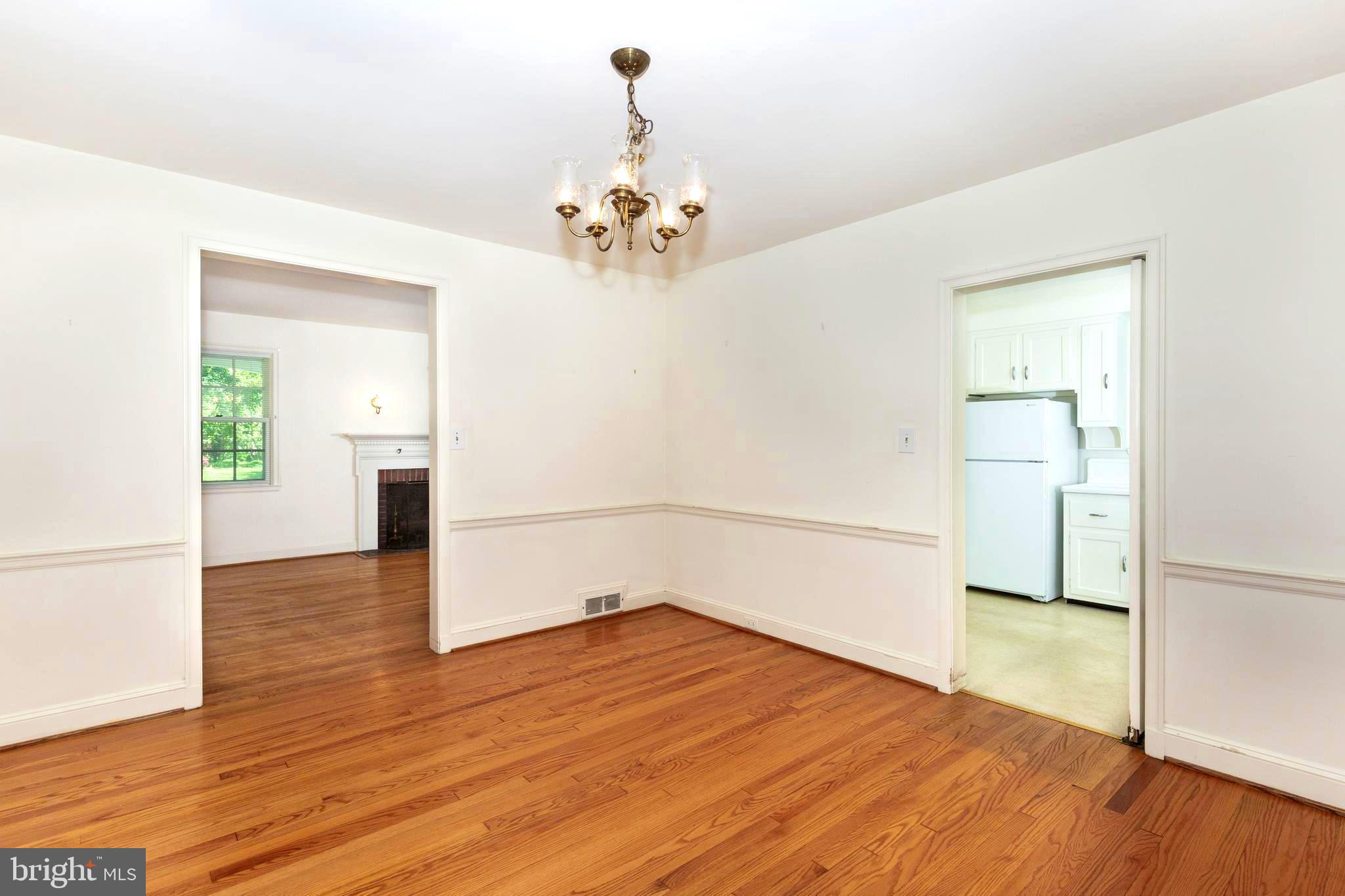 323 Broadmoor Road Baltimore, MD 21212 - Photo 8 of 40 Easy access to living room and kitchen.