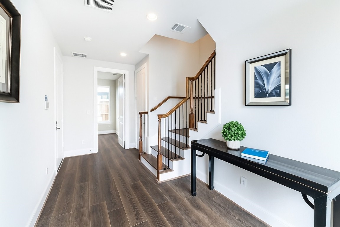 735 Bringhurst Street Houston, TX 77020 - Photo 4 of 17 Grand entryway. All wood floors throughout!