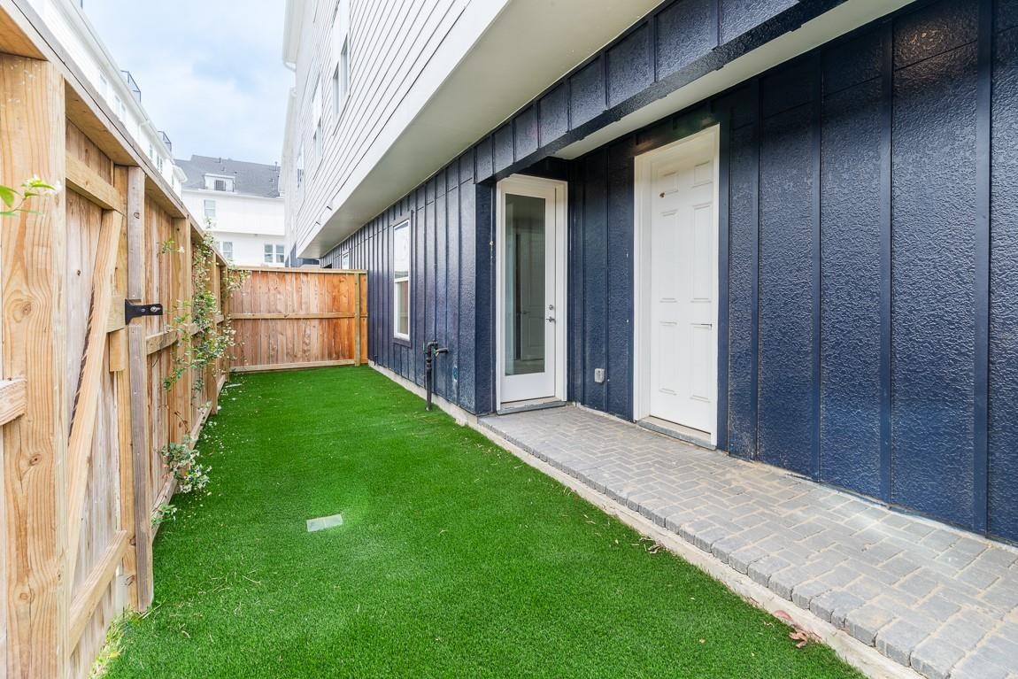 735 Bringhurst Street Houston, TX 77020 - Photo 5 of 17 Private back yard space with artificial turf for low maintenance!