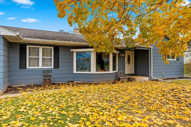 $274,900 | 716 Meadow Lane, Manawa, WI 54949