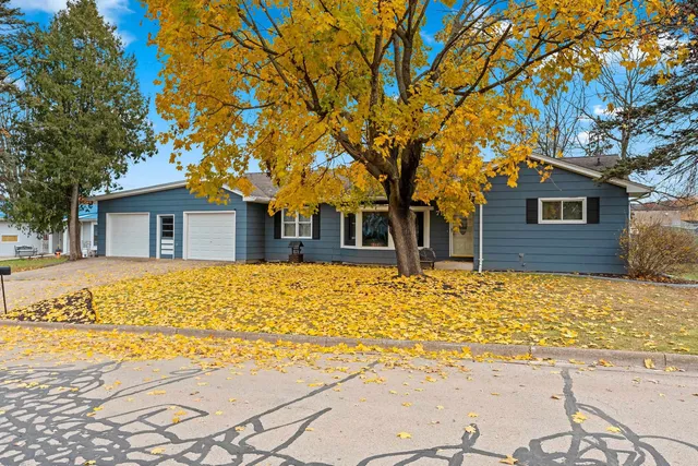 $274,900 | 716 Meadow Lane, Manawa, WI 54949