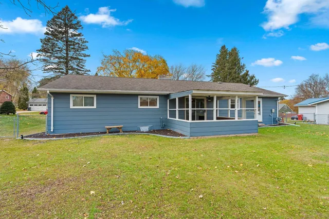 $274,900 | 716 Meadow Lane, Manawa, WI 54949