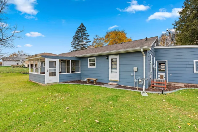 $274,900 | 716 Meadow Lane, Manawa, WI 54949