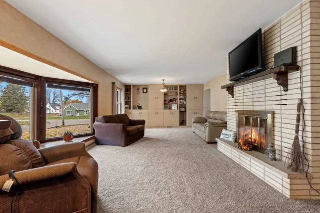 $274,900 | 716 Meadow Lane, Manawa, WI 54949