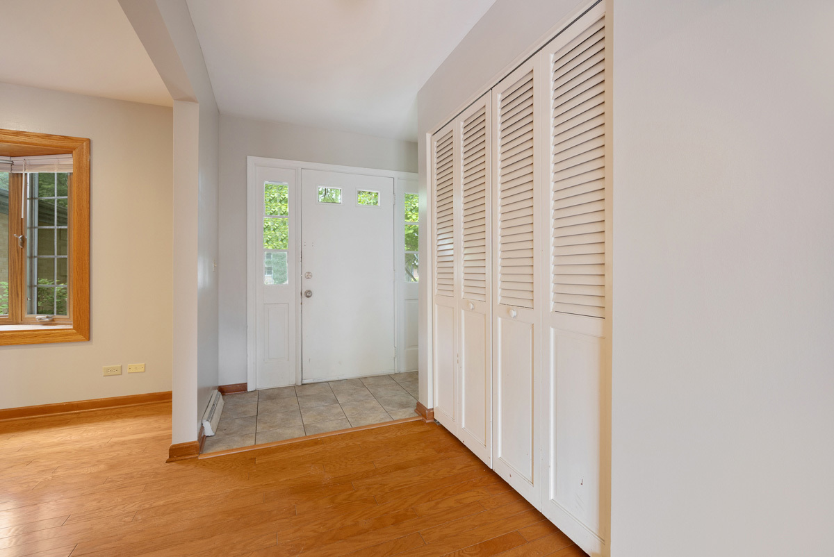 1441 Maple Lane Elgin, IL 60123 - Photo 4 of 29 Gallery Image 4