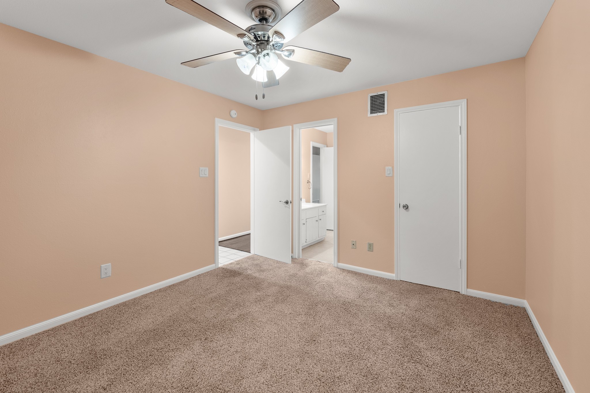 15575 Marina Drive, Unit 215C Montgomery, TX 77356 - Photo 6 of 31 an empty room with chandelier fan