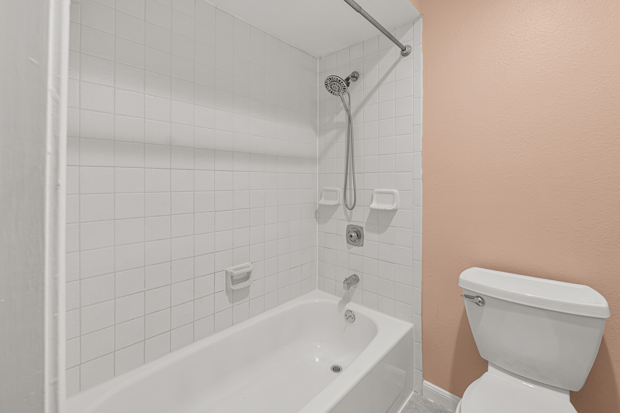 15575 Marina Drive, Unit 215C Montgomery, TX 77356 - Photo 9 of 31 a bathroom with a toilet and a bathtub