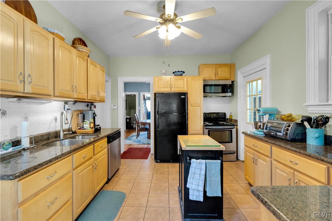 423 1st Avenue Bethlehem, PA 18018 - Photo 13 of 37 Granite / Kitchen