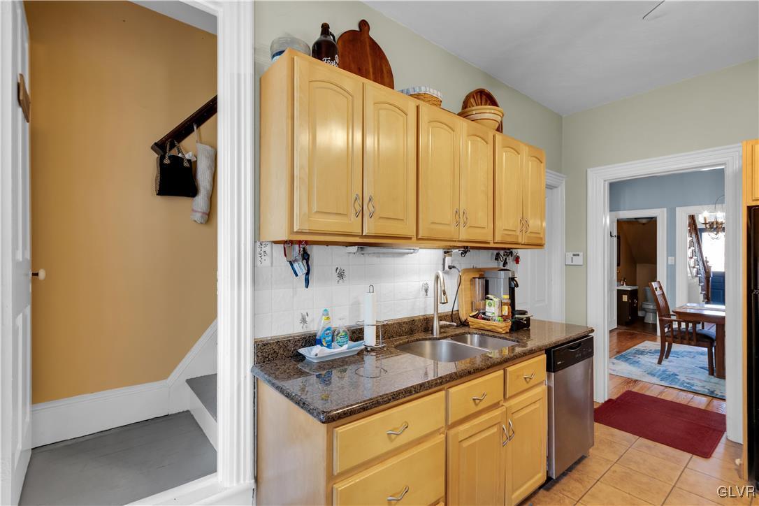 423 1st Avenue Bethlehem, PA 18018 - Photo 16 of 37 Granite / Kitchen