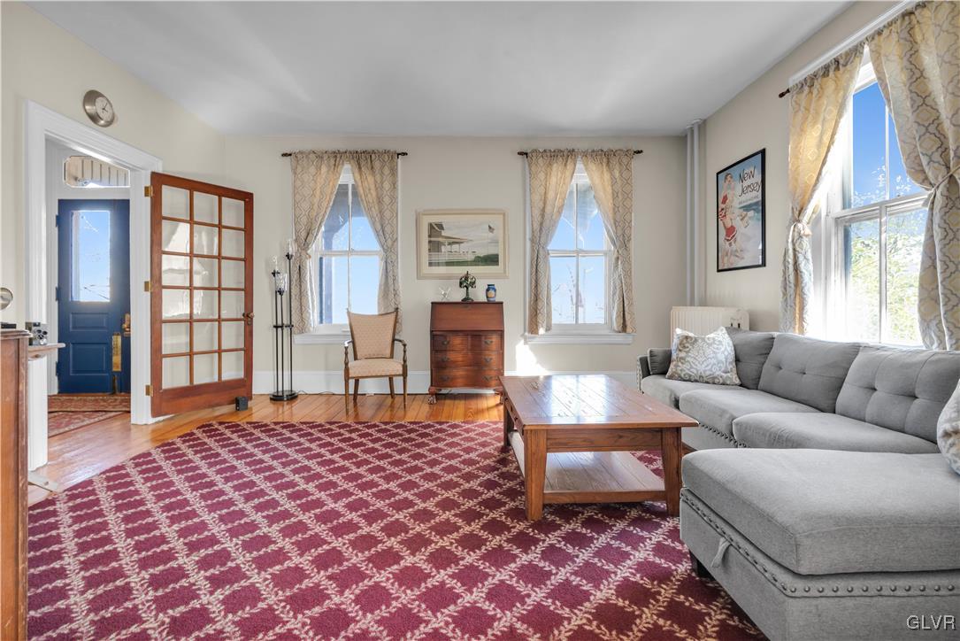 423 1st Avenue Bethlehem, PA 18018 - Photo 9 of 37 Living Room