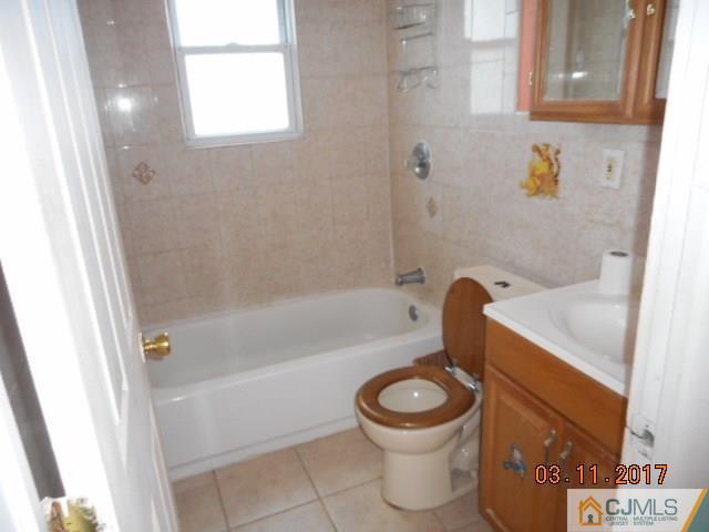 123 Vineyard Road Edison, NJ 08817 - Photo 9 of 14 a bathroom with a toilet a sink and bathtub