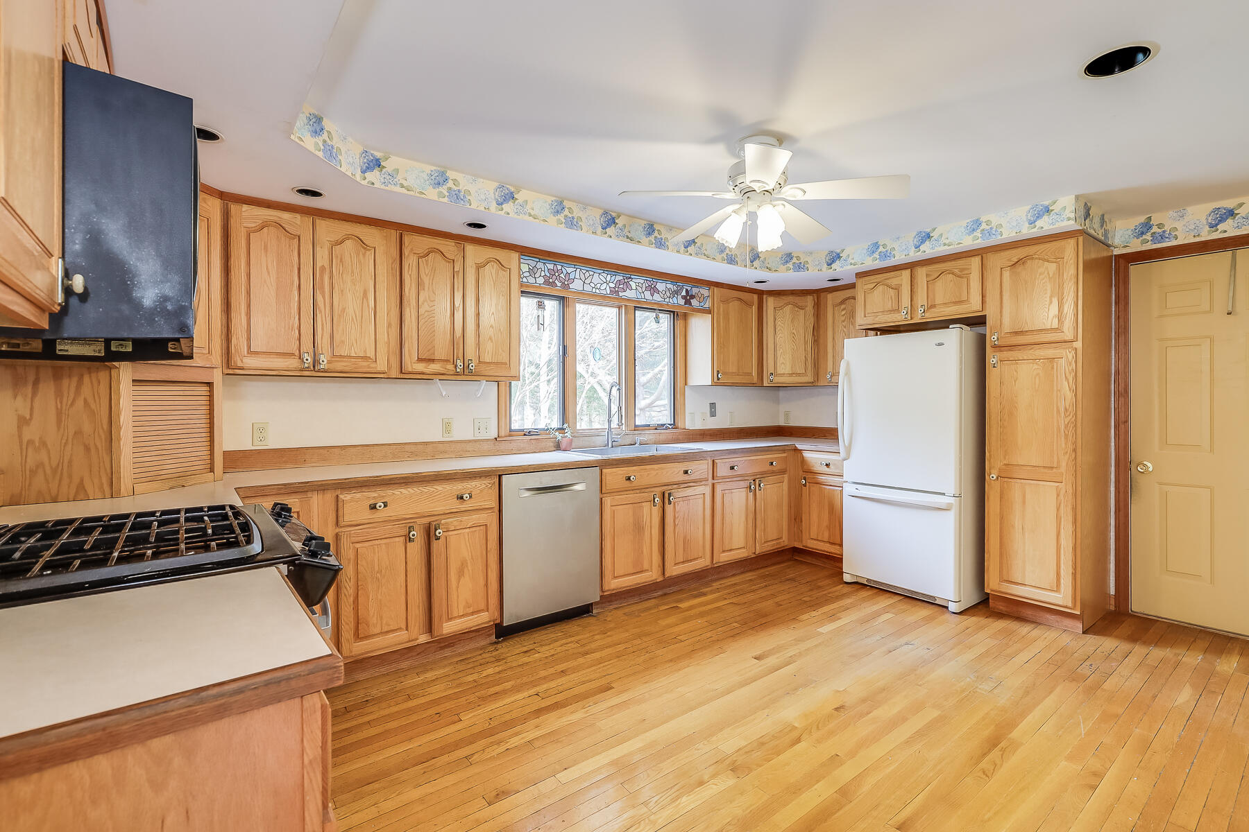 40 Meadowbrook Road Mashpee, MA 02649 - Photo 6 of 31 a kitchen with granite countertop a stove top oven a sink dishwasher and a refrigerator with wooden floor