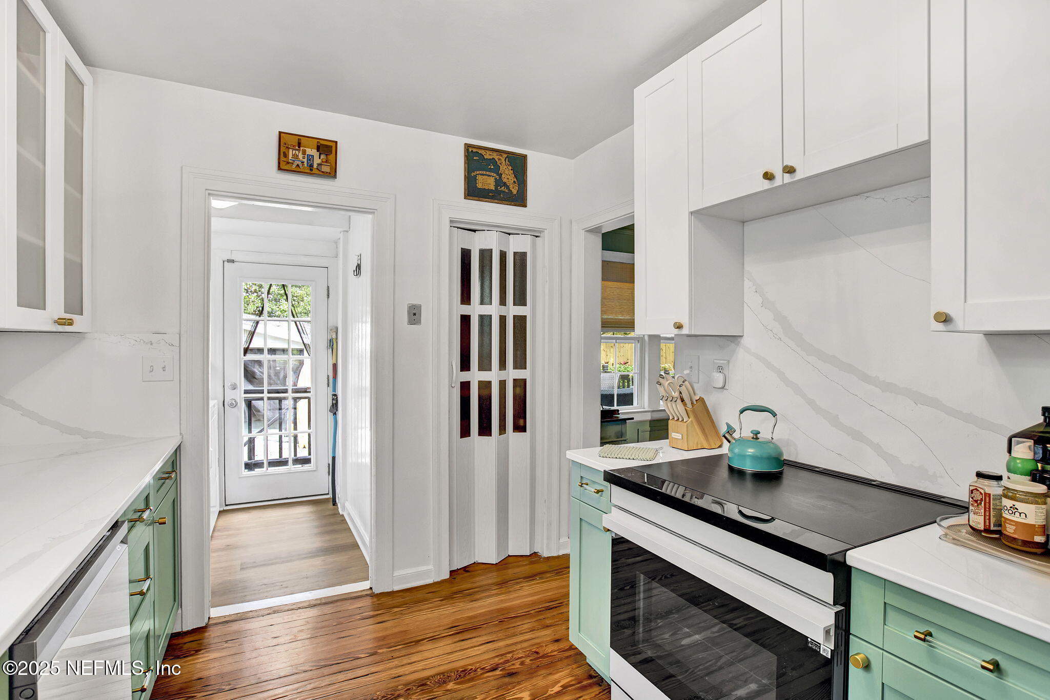 907 South Shores Road Jacksonville, FL 32207 - Photo 4 of 28 Shoo 333