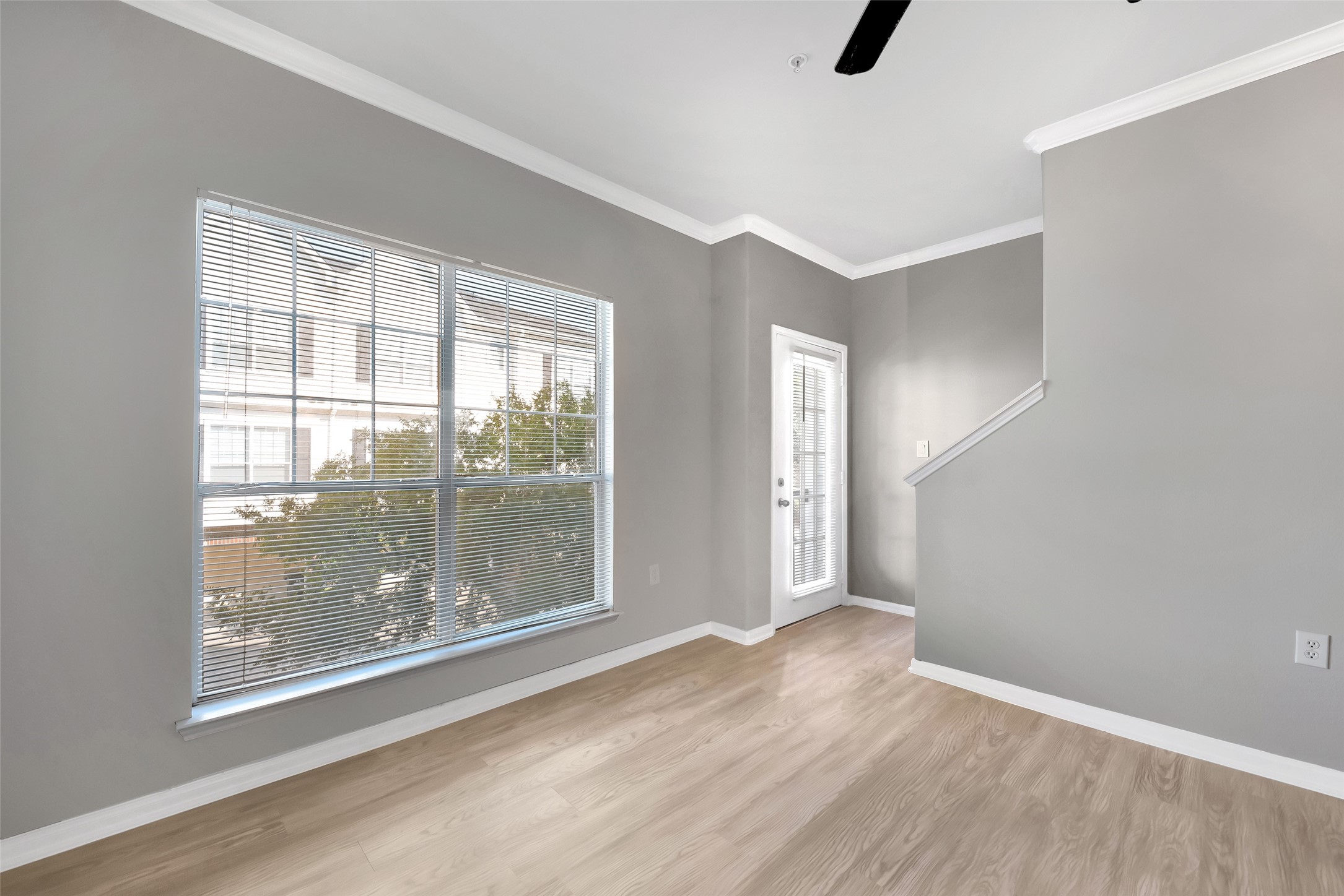 9200 Westheimer Road, Unit 1309 Houston, TX 77063 - Photo 20 of 28 an empty room with wooden floor and windows