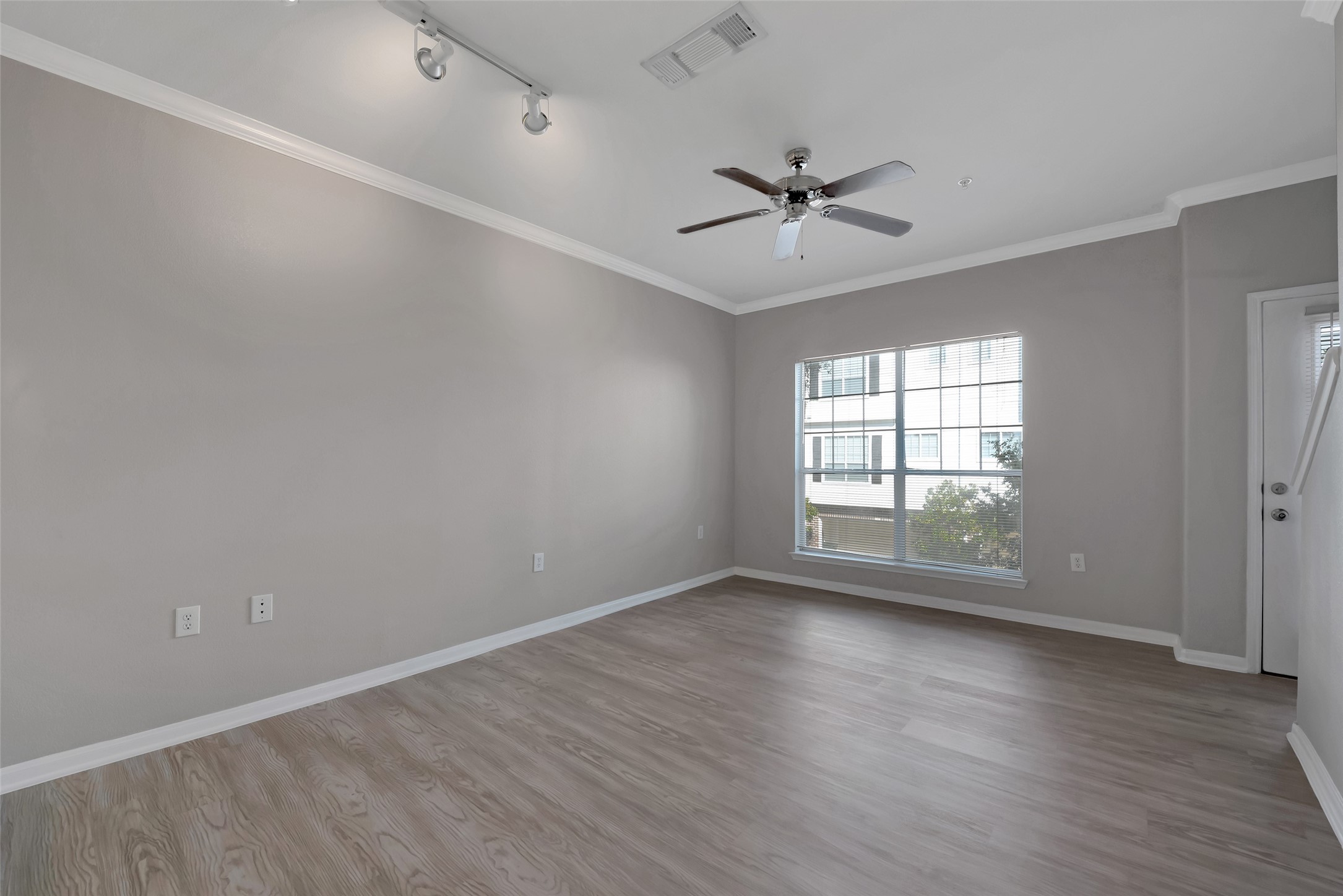 9200 Westheimer Road, Unit 1309 Houston, TX 77063 - Photo 23 of 28 an empty room with wooden floor fan and windows