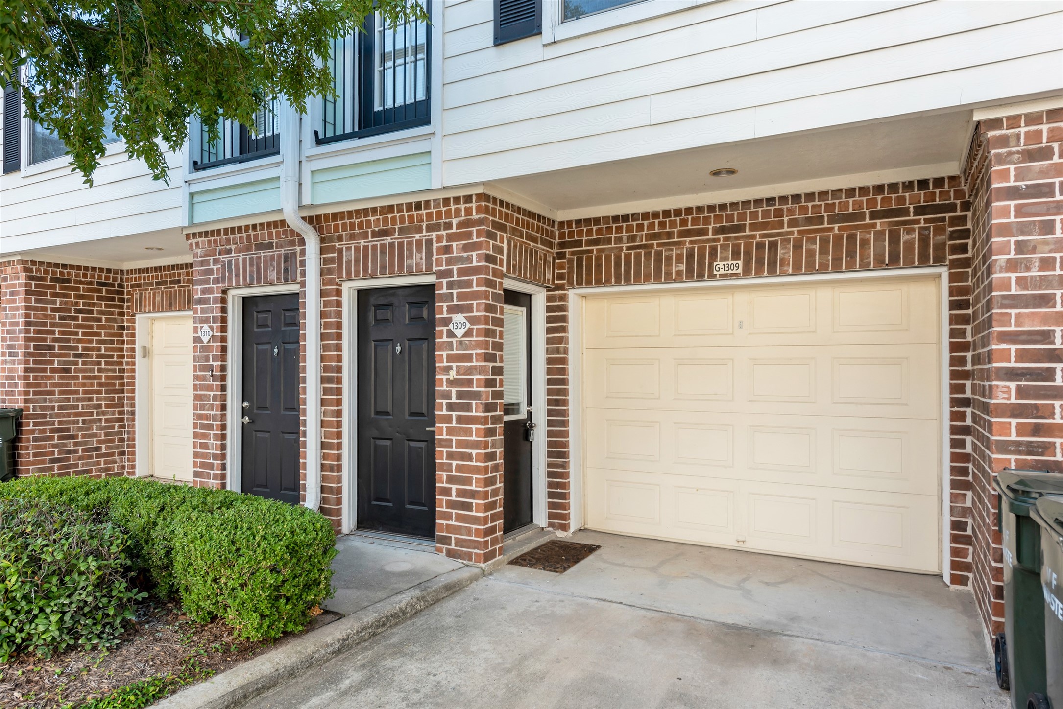 9200 Westheimer Road, Unit 1309 Houston, TX 77063 - Photo 4 of 28 front view of a house