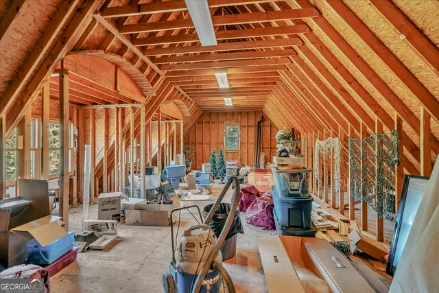 a view of a house with backyard