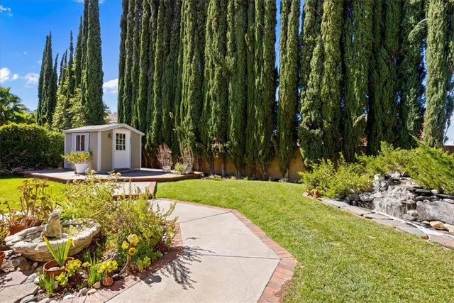 a view of a house with backyard