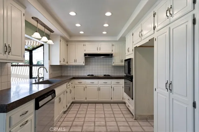 a view of a livingroom with furniture and a ceiling fan