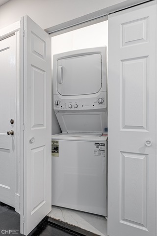 2633 West Haddon Avenue, Unit 3F Chicago, IL 60622 - Photo 11 of 12 a utility room with dryer and washer