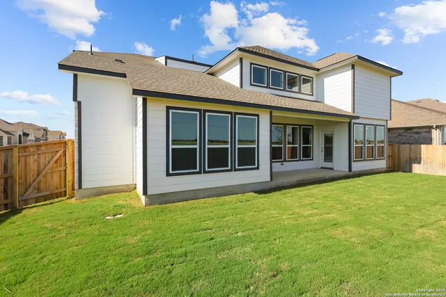a view of a house with backyard and garden