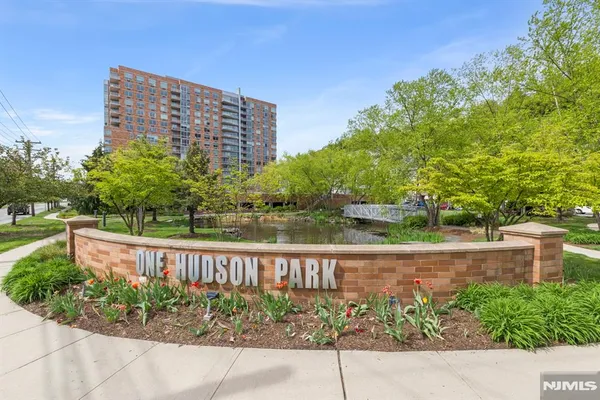 $689,000 | 310 Hudson Park, Unit 310, Edgewater, NJ 07020