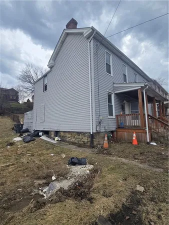 a view of a house with backyard