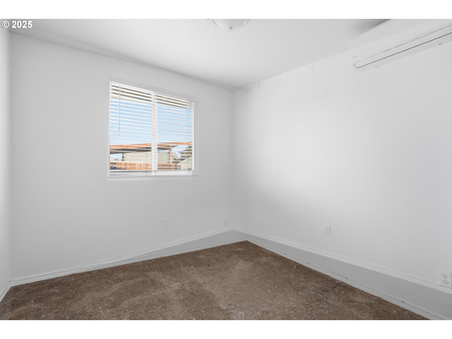344 Douglas Street Longview, WA 98632 - Photo 16 of 29 an empty room with a window