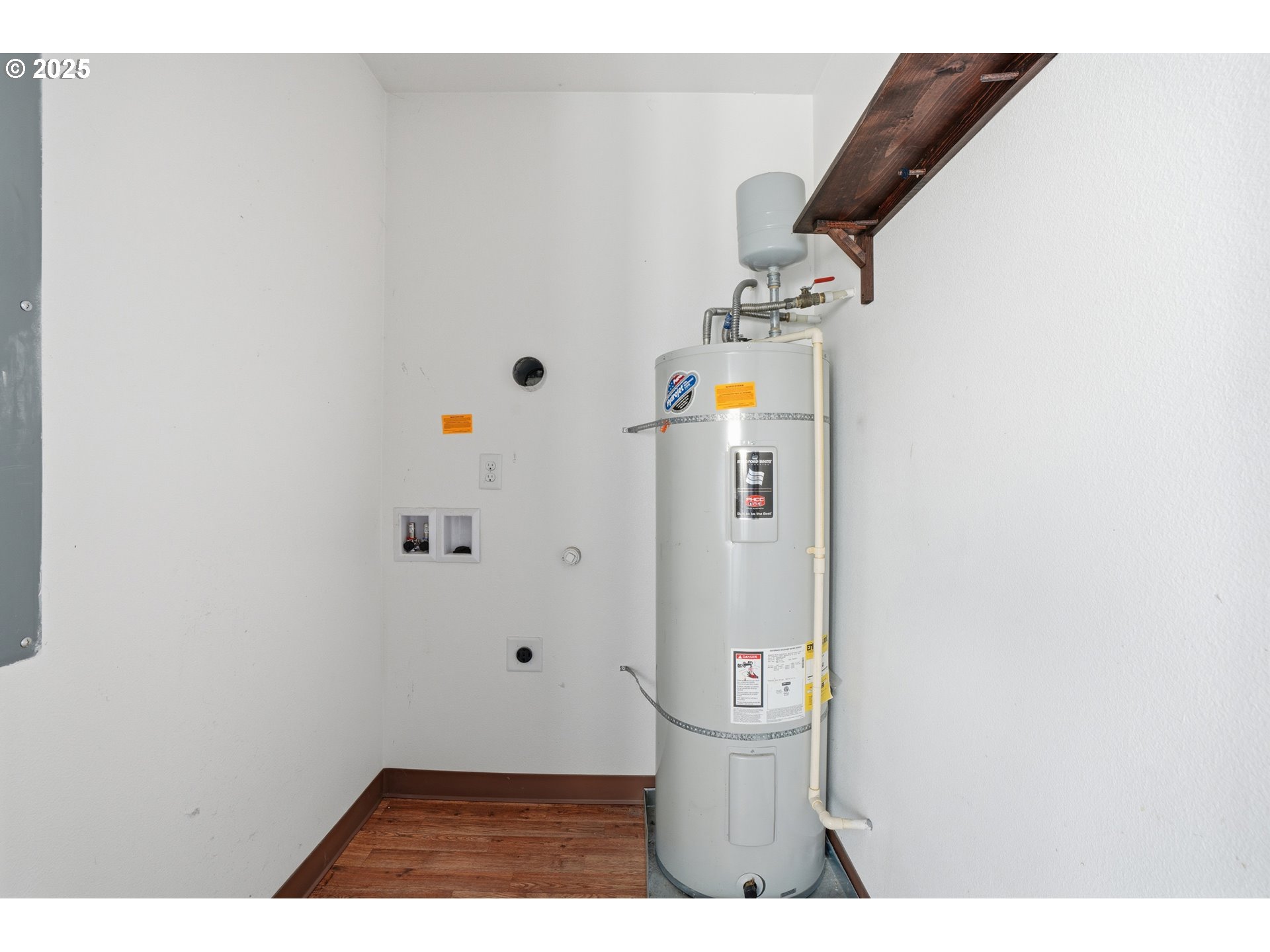 344 Douglas Street Longview, WA 98632 - Photo 18 of 29 a view of an entryway