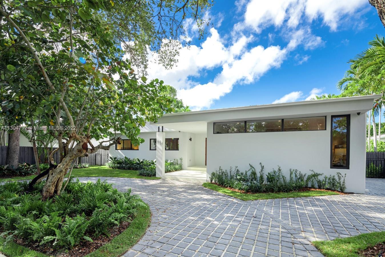 10 Pinta Road Miami, FL 33133 - Photo 4 of 52 a front view of a house with garden