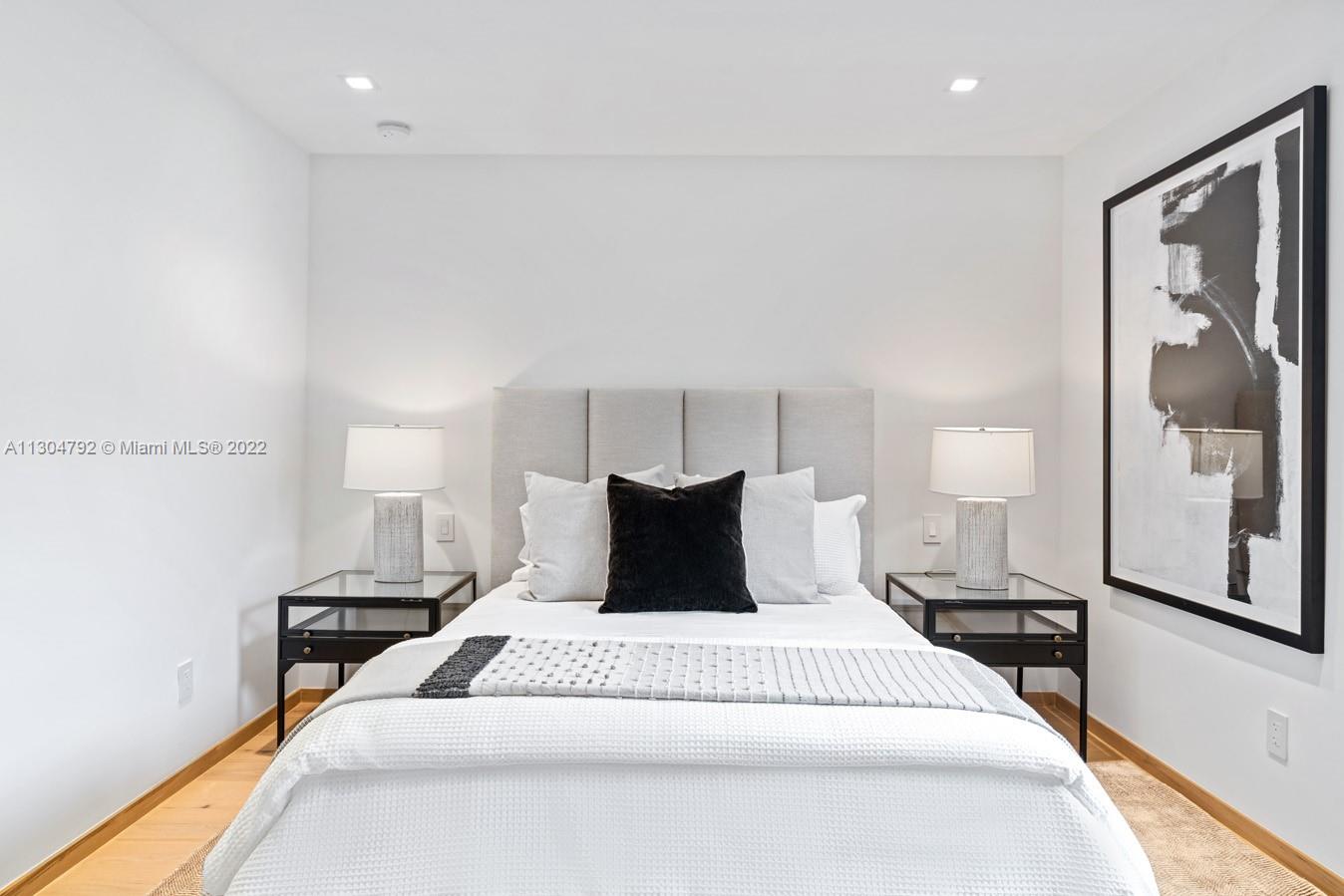 10 Pinta Road Miami, FL 33133 - Photo 46 of 52 a bedroom with a bed and a lamp