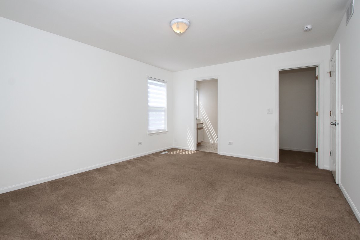 400 Woodview Circle, Unit A Elgin, IL 60120 - Photo 18 of 40 an empty room with windows and closet