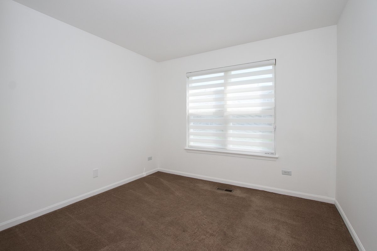 400 Woodview Circle, Unit A Elgin, IL 60120 - Photo 26 of 40 an empty room with a window