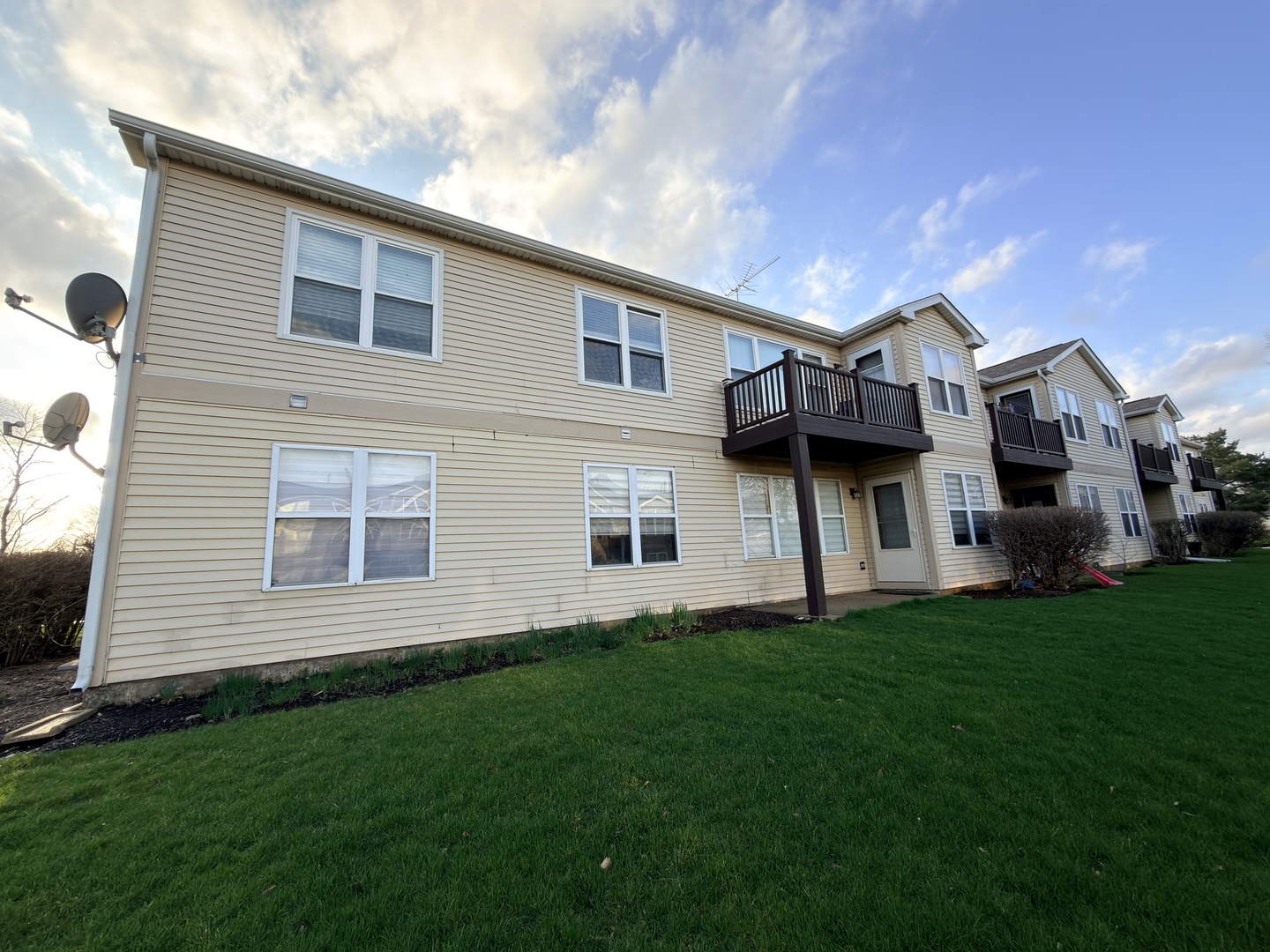 400 Woodview Circle, Unit A Elgin, IL 60120 - Photo 37 of 40 a front view of a house with a garden