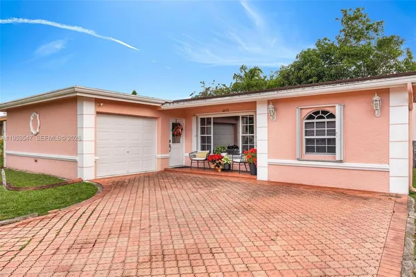 a view of a house with backyard and porch