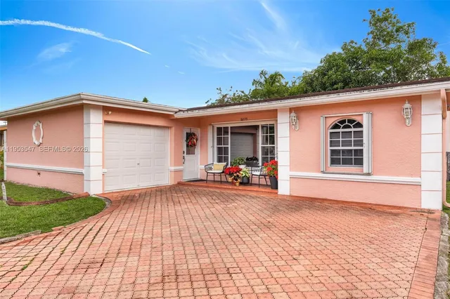 a view of a house with backyard and porch