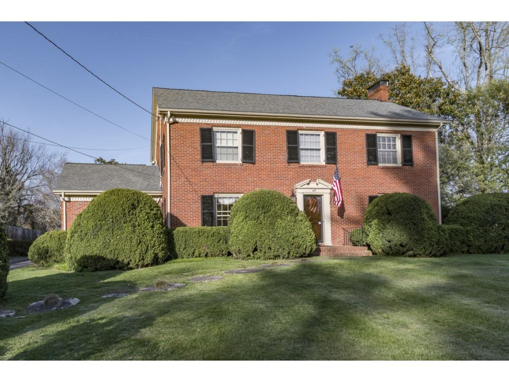 118 Ridgemont Road Johnson City, TN 37601 - Photo 1 of 16 Front of 118 Ridgemont