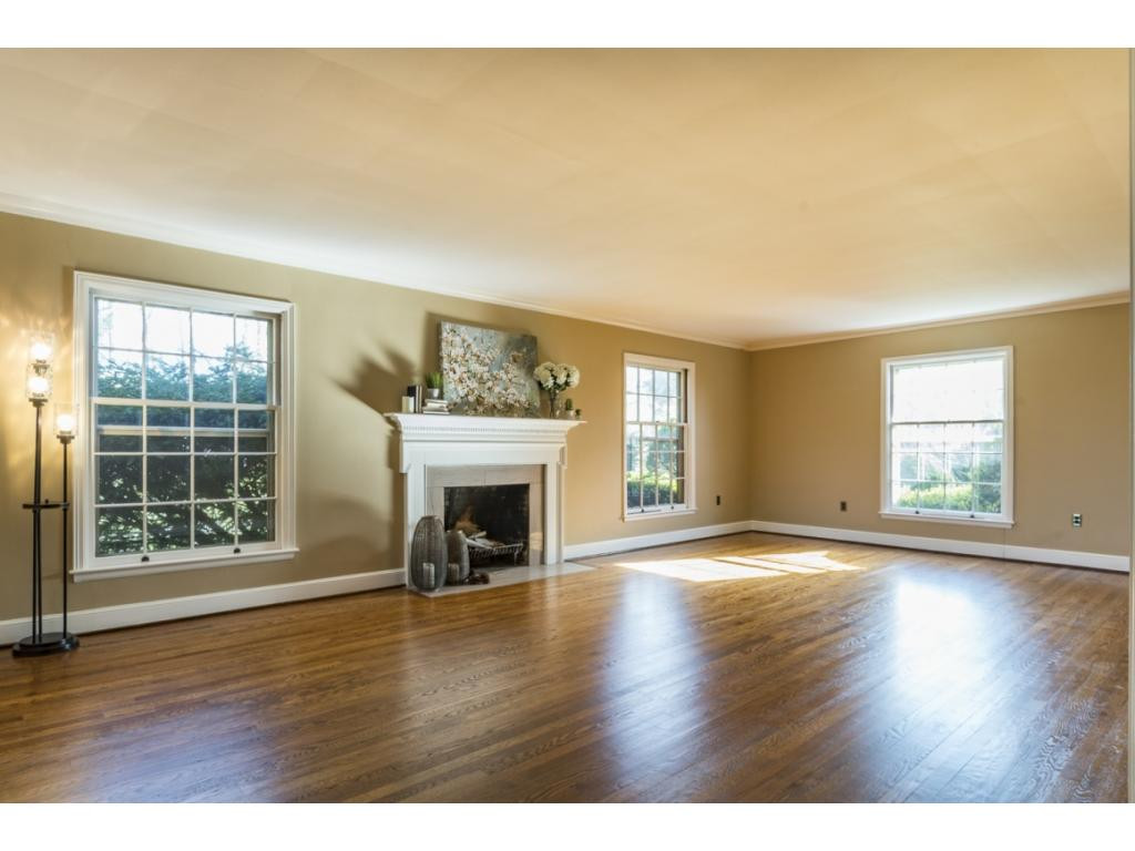 118 Ridgemont Road Johnson City, TN 37601 - Photo 3 of 16 Living Room