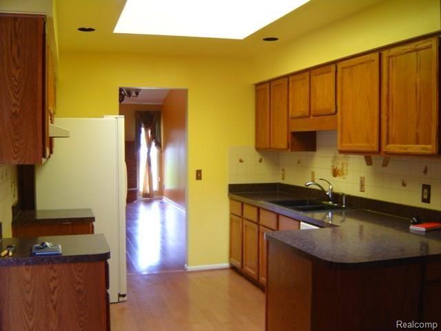 2188 London Bridge Drive Rochester, MI 48307 - Photo 5 of 19 2188 London Bridge INTERIOR & REAR 004.jpg