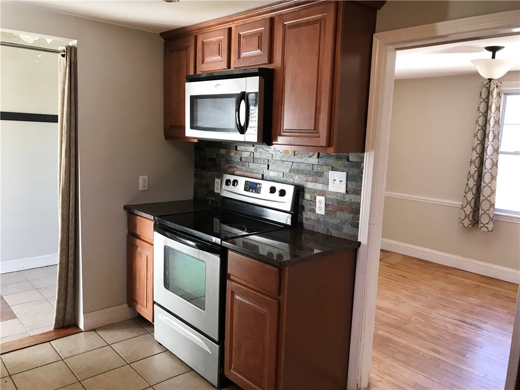 11 Enfield Road Warwick, RI 02886 - Photo 3 of 11 Gallery Image 3