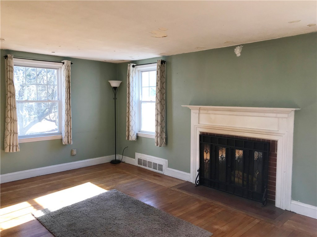 11 Enfield Road Warwick, RI 02886 - Photo 5 of 11 Gallery Image 5