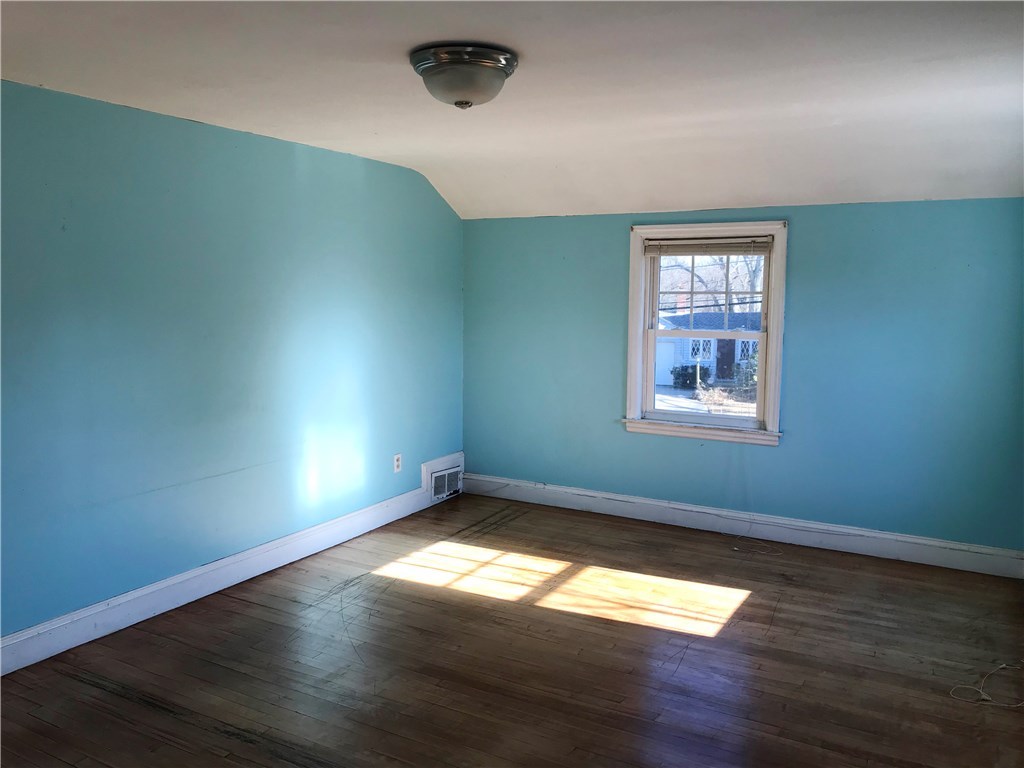 11 Enfield Road Warwick, RI 02886 - Photo 8 of 11 Gallery Image 8