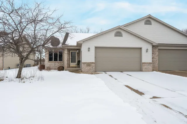 $319,900 | 1579 Pond View Drive, Neenah, WI 54956