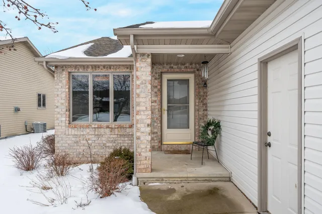 $319,900 | 1579 Pond View Drive, Neenah, WI 54956
