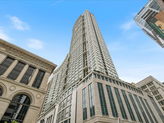 $1,235,000 | 130 North Garland Court, Unit 5101, Chicago, IL 60602