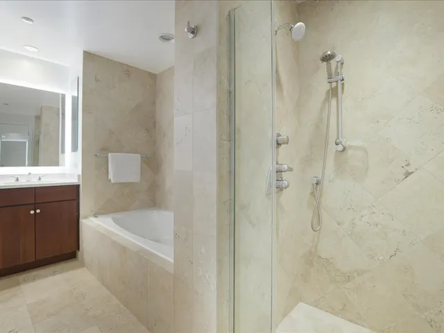 $1,235,000 | 130 North Garland Court, Unit 5101, Chicago, IL 60602