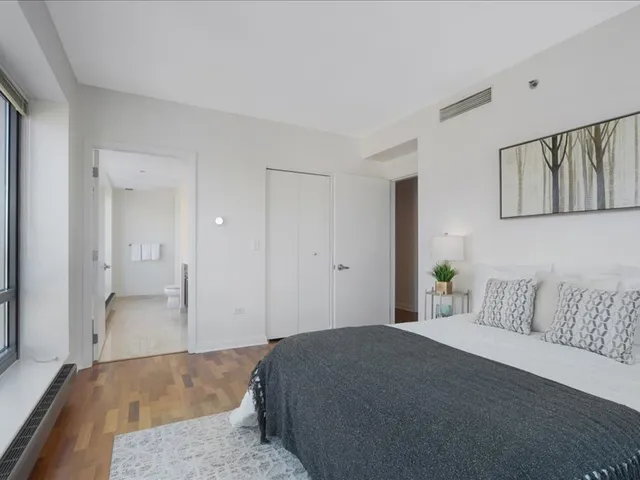 $1,235,000 | 130 North Garland Court, Unit 5101, Chicago, IL 60602