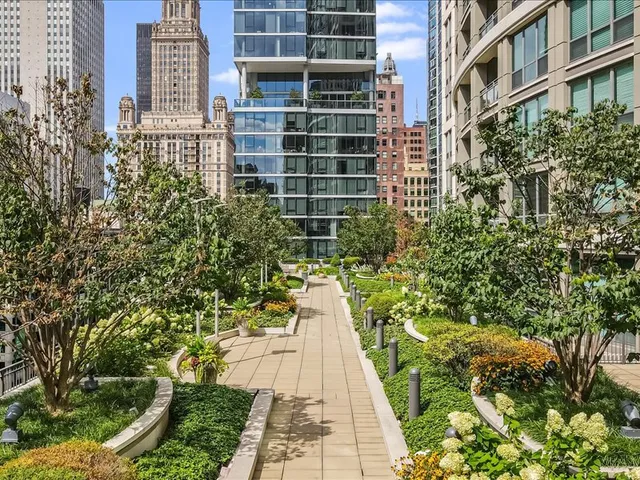 $1,235,000 | 130 North Garland Court, Unit 5101, Chicago, IL 60602