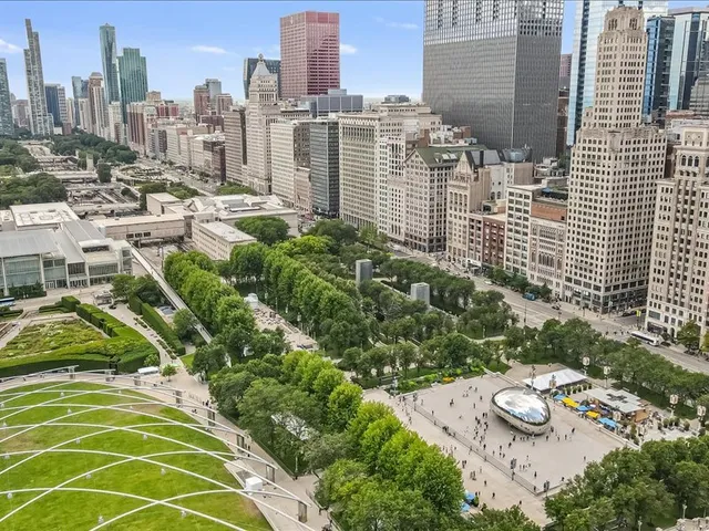 $1,235,000 | 130 North Garland Court, Unit 5101, Chicago, IL 60602